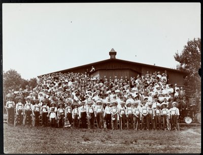 Große Gruppe von Männern und Frauen auf Tribünen, 1894 von Byron Company